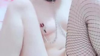 Eine gutaussehende junge Frau mit kurzen Haaren und heißem Temperament masturbiert und zeigt ihre Brüste mit hochhackigen Schuhen und Requisiten für JJ-Penetration und haarloses Muschi-Piercing