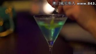 Grande boutique de bem-estar, vídeo em grande escala, a jovem modelo Xiao Hui foi pega e suas meias foram rasgadas e fez sexo em um bar