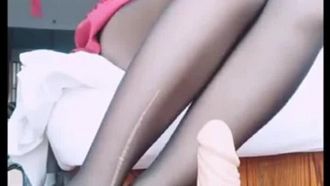 Calze nere da gatto arancione della dea Weibo e sega con i piedi in abito rosa
