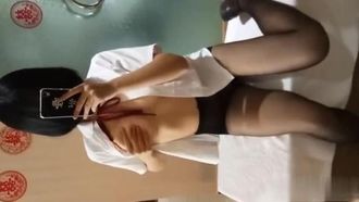 Linda chica con salsa de carne - uniforme de medias negras