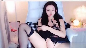 L'innocente conduttrice indossa calze nere e lingerie sexy con una figa snella e realistica