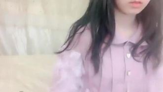 귀여운 소녀는 입이 없는 작은 은색 여우 보라색 로리 스커트를 가지고 있습니다.