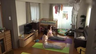 Quando continuavo a pizzicare/leccare/impastare i grandi capezzoli della mia giovane moglie, che erano diventati sensibili dopo aver dato alla luce un bambino, lei squirtava e chiedeva continuamente penetrazione cruda VOL.1