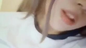 수업을 빼먹고 기숙사에서 선배와 섹스를 했어요. 선배가 너무 착해서 참을 수가 없었어요.