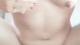 顔出しのよく知ったおじさんを見て母と娘がセックスしているのを見て、娘は黒縁メガネと学生服を着てパパと連呼してます。