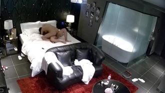 Ein junges geselliges Paar checkte in ein Zimmer ein und hatte Sex. Die Heldin war sehr groß und hatte einen guten Blowjob. Sie begannen in der Badewanne Sex zu haben und gingen dann ins Bett, um Sex zu haben.