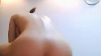 La belle gémissait si insupportablement qu'elle se masturbait tellement qu'elle atteignait l'orgasme. Elle voulait toujours qu'un homme fasse l'amour avec sa chatte. Le nombre de personnes inscrites pour monter dans le bus a fortement augmenté.