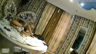 Sono andato in viaggio d'affari con una bellissima collega e ho preso una pausa dalla mia fitta agenda per andare in hotel a fare sesso. I giovani sono così impulsivi e hanno fatto sesso due volte di seguito senza fare una pausa~! !