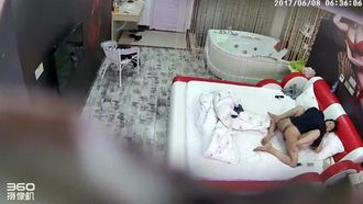 젊은 커플은 콘돔 한 상자를 방으로 가져와 성관계를 가졌습니다. 소녀의 비명은 매우 매혹적이었습니다. 그녀의 처녀막이 터졌고 그녀는 피를 흘렸습니다. 그러자 소녀는 그에게 이유를 설명했고 그들은 몇 번이나 흥미진진한 대화를 나누었습니다.