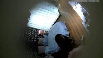 Los fines de semana, una universitaria pura y hermosa está dispuesta a ser amante y tener una cita fuera de la escuela. El tío del jefe, de mediana edad, toma la iniciativa y se folla a la chica dos veces seguidas.