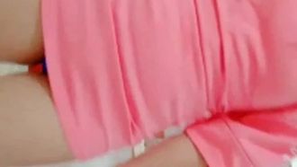 La storia di un ragazzo con gli occhiali mostra sua cognata che vede sua sorella fare sesso e sedurre suo cognato da dietro in cucina. Tutti e tre giocano insieme. È molto allettante da non perdere.