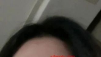 Un salón de masajes seduce y provoca a un técnico que lleva uniforme de piloto, pero fracasa y se va a casa para buscar sexo con su amigo que tiene una gran polla.