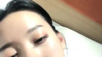 등에 문신이 있는 소녀와 그녀의 섹스 파트너는 오럴 섹스를 하고, 핥고, 밀어붙이고, 격렬하게 섹스를 하고, 신음하고 헐떡거립니다. 놓치지 마세요.