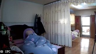 2019最新流出居家夫妻 样子看起来很不开心的小哥上班之前给身材一级棒的漂亮老婆用了一招 老汉推车 干完就出门