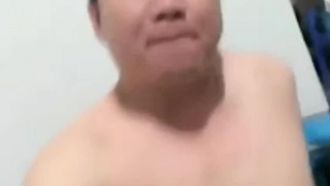 Le vieil homme et deux jeunes hommes du village sont allés au Vietnam rendre visite à des prostituées, mais le proxénète les a emmenés au logement des deux filles et a eu des relations sexuelles avec elles.