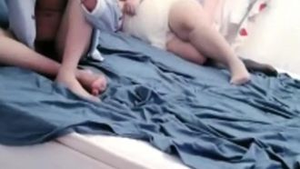 La pequeña M tuvo una feroz pelea 4P con su hermana maestra y dos parejas sexuales, y no la soltó hasta que sus piernas estuvieron débiles.