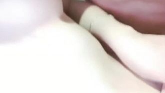 언니는 일하느라 바빴고, 장난꾸러기 여동생은 형부와 성관계를 갖기 위해 화장실에 갔다.