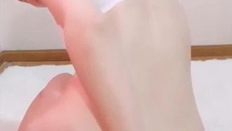 美女は自撮り写真を撮り、大きな注射器を手に取って自分に浣腸をし、最後に洗面器に噴射しました