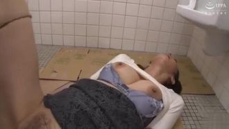 У меня во рту был грубый член в закрытой комнате... Я повел замужнюю женщину в туалет и наполнил ее спермой, 20 человек, 4 часа