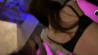 앵커의 생일을 촬영하기 위해 여러 대의 카메라를 제작했고, 여자친구와 친구들을 KTV에 초대하고, 섹스 장면을 위해 웨이터를 고용했다.