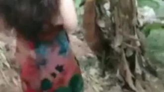 Eine vietnamesische Schönheit mit Promi-Look wurde von einem männlichen Moderator und einem reichen fetten Fan zum Sex im Bananenwald eingeladen. Es heißt, dass man Sex haben kann, wenn man bezahlt.
