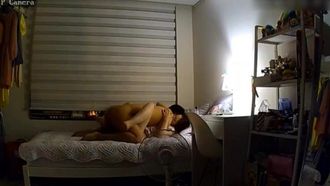 Взломанная камера частного дома была использована для того, чтобы заснять кругленькую, сексуальную и красивую маленькую невестку, страстно занимающуюся любовью с мужем. Она подняла ягодицы и ждала момента, когда у нее бесстыдно кончится.
