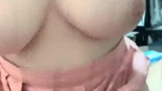 Una ragazza carina con un viso infantile e grossi seni che indossa due trecce si mette in mostra e fa un pompino in gola profonda e si masturba con un vibratore lateralmente.
