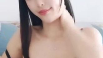 Ein sexy Mädchen mit großen Brüsten verführt einen Klempner und hat Sex mit ihr. Sie masturbiert mit einem Deepthroat-Blowjob und wird von hinten hart in den großen Arsch gefickt.