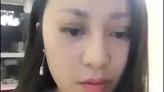 La celebrità conduttrice di Internet Sorella Hammer ha trasmesso in diretta nel bagno. Indovina cosa le è stato iniettato nella figa. Gli amici hanno chiesto a suo cognato di fare sesso anale.