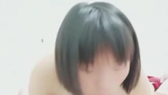 Ein wunderschönes junges Mädchen mit Kindergesicht und großen Brüsten, aber ihre Brüste sind nicht groß und ihre Brüste sind nicht klein, sie gibt einen Blowjob und schreit ununterbrochen