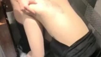 Una giovane donna tatuata e sexy fa una lotta sessuale nel bagno di KTV. Fa un pompino in gola e una dura scopata da dietro. L'ultima sborrata facciale è molto allettante. Se ti piace, non perdetela.