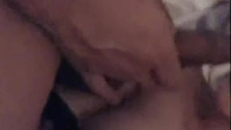 Ein Mädchen mit gutem Aussehen ist süß und hat Sex mit ihr, ihre Hände sind gefesselt und sie bekommt einen Blowjob von hinten und stöhnt. Wenn es dir gefällt, solltest du es dir nicht entgehen lassen .