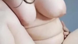 중년 남성은 큰 가슴을 가진 소녀와 만나서 그녀에게 여러 자세로 훈련시켜 옆에서 섹스를 하게 합니다. 소녀는 더 이상 참을 수 없다고 계속 소리칩니다.