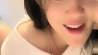Little Cute Platform (anciennement Kawaii), une belle et belle animatrice avec une émission de masturbation payante en Corée du Sud. Elle a une belle apparence et un bon corps, et elle se masturbe avec passion.