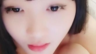Una chica guapa tiene sexo con su novio. Un primer plano de ella por detrás mientras la follan violentamente y gime y jadea. No te lo pierdas si te gusta.