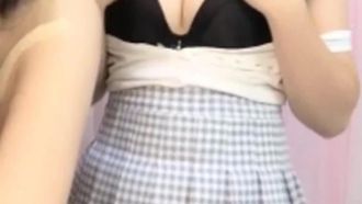 Una bella ragazza tigre bianca mostra due donne e un uomo che fanno sesso. Si masturba con un vibratore, squirta e fa pompini. Si lecca i capezzoli e si fa scopare da dietro. È molto allettante mi manca.