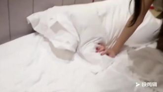 Uma bela beldade de colarinho branco perdeu dinheiro negociando na bolsa de valores e não conseguiu pagar o empréstimo online no hotel. O credor e sua esposa brincaram com ela em um ménage à trois. pênis e continuou a transar com ela.