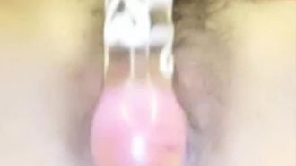 Una ragazza bella e snella si masturba con il suo giocattolo personale Qiqi. Si masturba con una bacchetta di vetro e poi i due fratelli si mettono in mostra. È molto allettante. Se ti piace, non perdetelo.