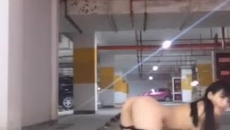 시시각각 변하는 여신 차밍하트가 풋볼베이비와 여자간호사, 여자킬러의 지하주차장에서 피를 뿜으며 흡혈 퍼포먼스를 펼치고 있는데, 그녀가 들어와서 차를 주차했을 때 충격을 받았을 것이다.