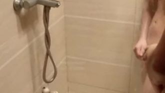 自拍福利顏值不錯短髮妹雙人啪啪 沙發上大力猛操搞完再到浴室後入抽插 很是誘惑喜歡不要錯過