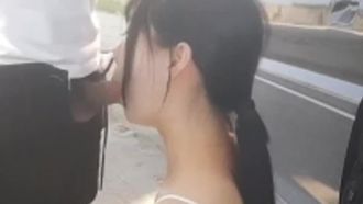 I benefici dell'autoritratto di una bella ragazza che fa sesso orale all'aperto mentre guida. Scende dall'auto e fa sesso orale con gola profonda sul ciglio della strada. Il pompino finale è molto allettante da non perdere.