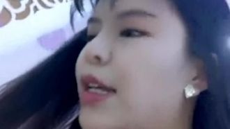 장난꾸러기 소녀는 밤에 이웃 소년을 유혹하고 섹스를 했습니다. 그녀는 뒤에서 그녀를 핥고 성교했으며, 신음하며 헐떡거렸습니다.