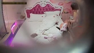 Fotocamera stenopeica scattata in hotel. Coppia che mostra affetto davanti alla telecamera. Seni grandi e morbidi. Dopo aver giocato con loro per 2 minuti, sono diventati morbidi.