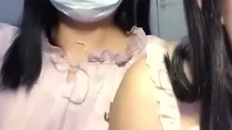 大きな乳輪と美形の美しい姉妹が裸で披露します。彼らはとても魅力的です。