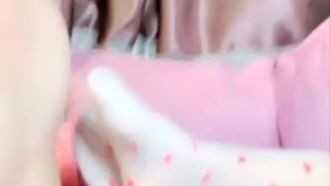 Una ragazza magra con un corpo più piccolo è stata giocata in vari modi dal suo partner sessuale. Le è stato inserito un plug anale nell'ano, un vibratore nella sua figa e poi un massaggiatore nell'ano.