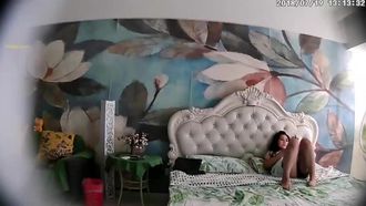 Habitación King Deluxe con temática White Lotus: cuando el empleado de la empresa que viene a tener una aventura entra a la habitación, se la folla, después de follar, fuma un cigarrillo y le vuelve a chupar fuerte. Después de follar, se marcha.