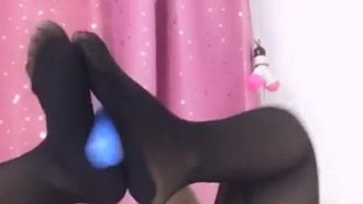 Die unschuldig aussehende Schönheitsmoderatorin tanzt auf dem Bett und zieht sich aus. Ihr sexy großer Hintern ist völlig nackt und berührt sich. Wenn es Ihnen gefällt, sollten Sie es sich nicht entgehen lassen.