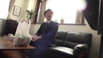Ho ricevuto una commissione da mio marito e l'ho filmato di nascosto [voglio vedere mia moglie mentre viene violentata mentre è ubriaca]