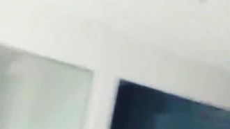 Treffen Sie sich mit dem Lieferboten von Ele.me, der im Internet surft, und haben Sie Sex im Hauswirtschaftsraum