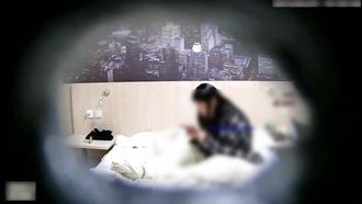 Une beauté étudiante juste et sexy de niveau déesse s'est rendue dans une chambre d'hôtel avec deux camarades de classe masculins pour jouer à des jeux mobiles ensemble. Pour une raison quelconque, on aurait dit qu'elle se faisait baiser par les deux hommes à tour de rôle !